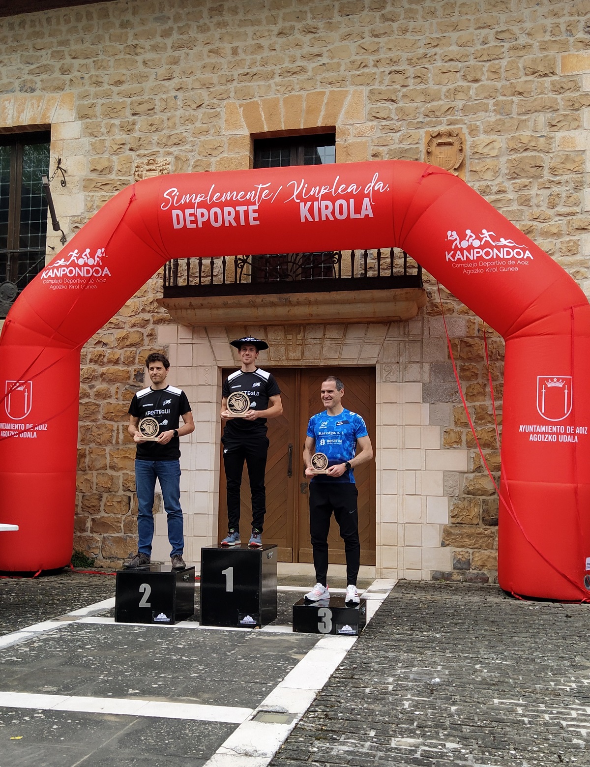 Xabi Macías y Nuria Rodríguez reinan en Aoiz